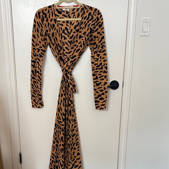 Diane Von Furstenberg Dresses & Skirts - Diane Von Ferstenburg Black and Tan Animal Print wrap Dress